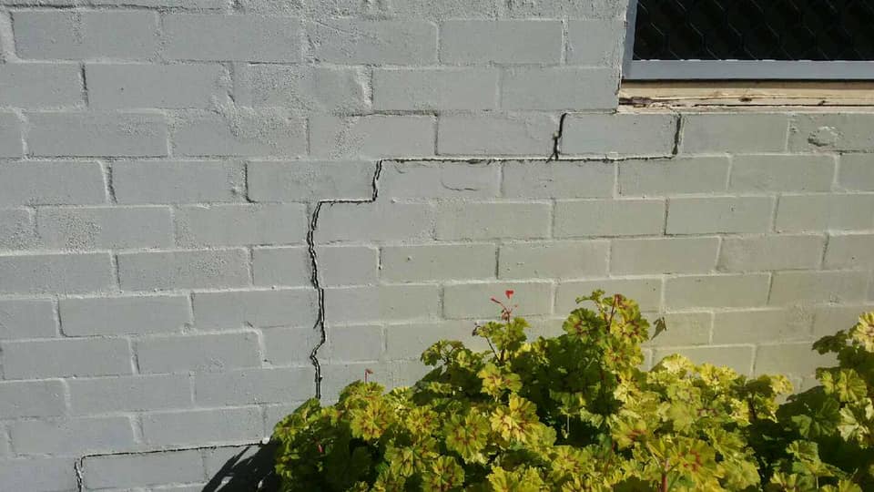 crack on the outter wall of a house